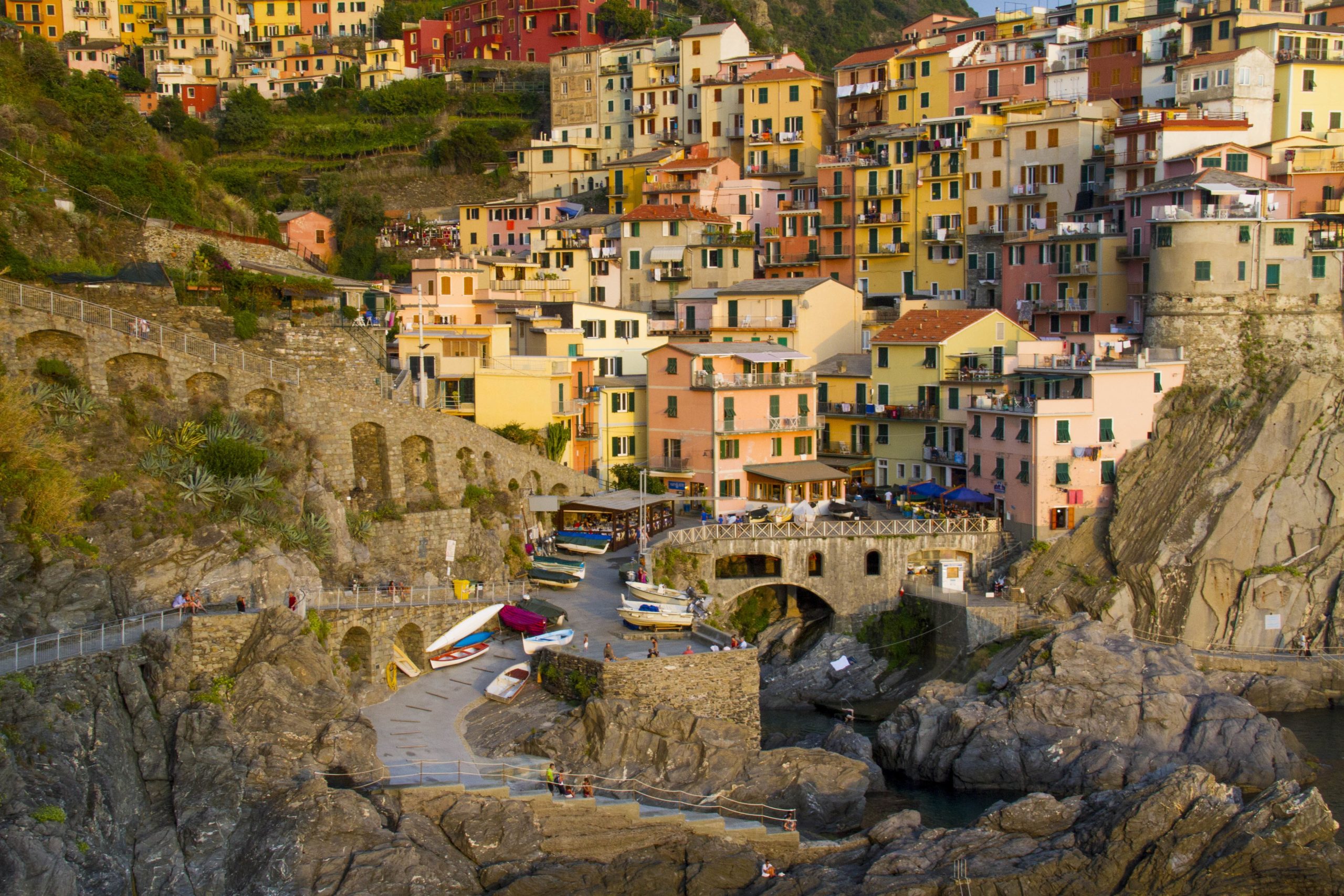 A beautiful shot of the cute town of Manarola with colorful apartment buildings and a cheerful atmosphere in northern Italy