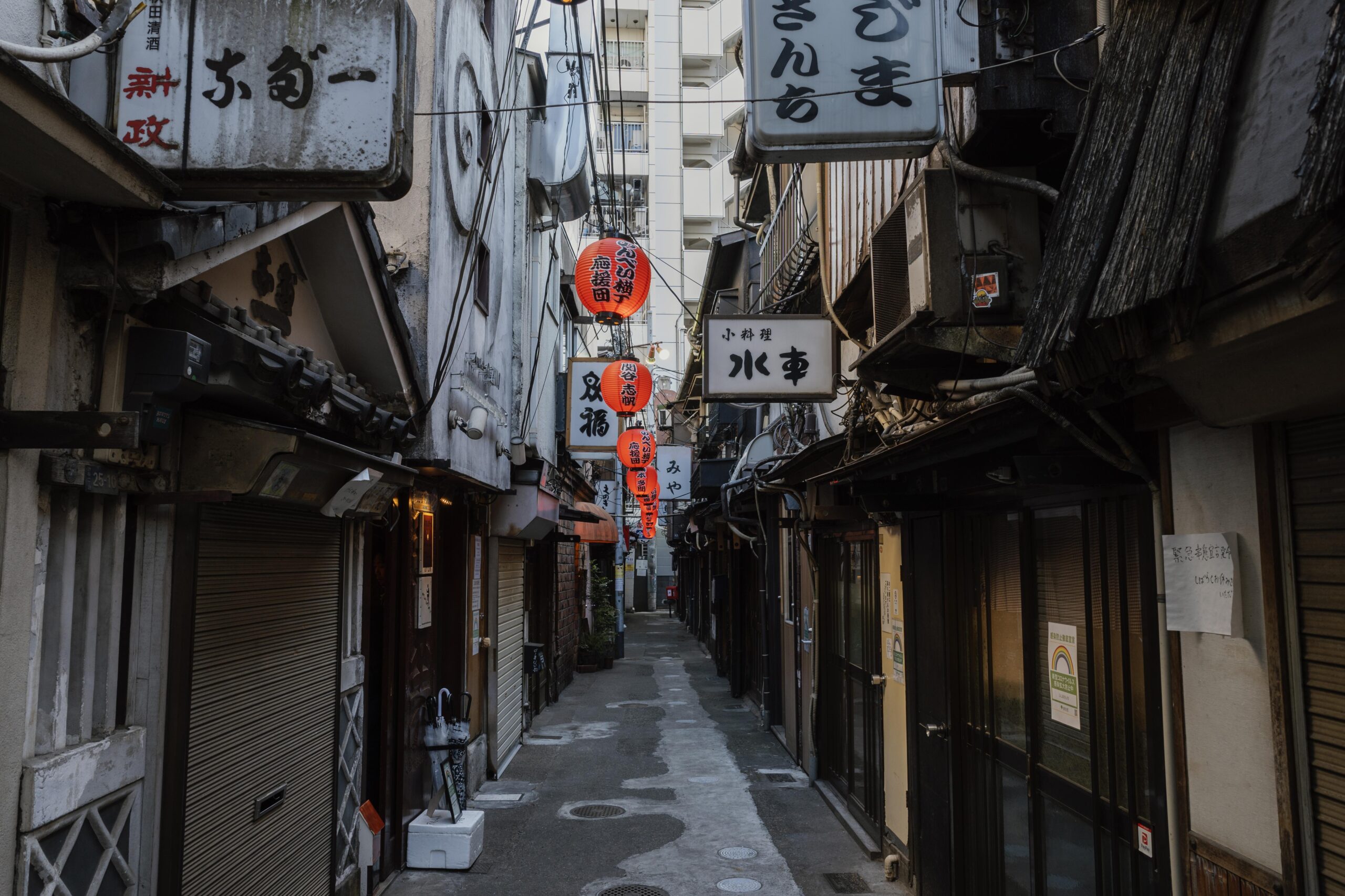 narrow-japan-street-with-lanterns-daytime